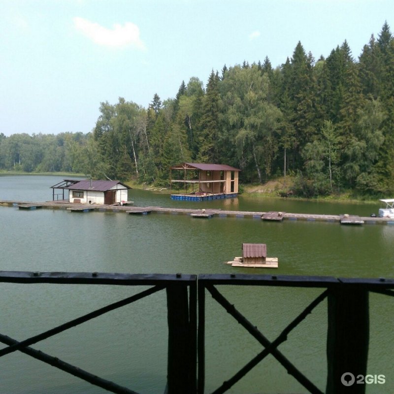 Домик у озера