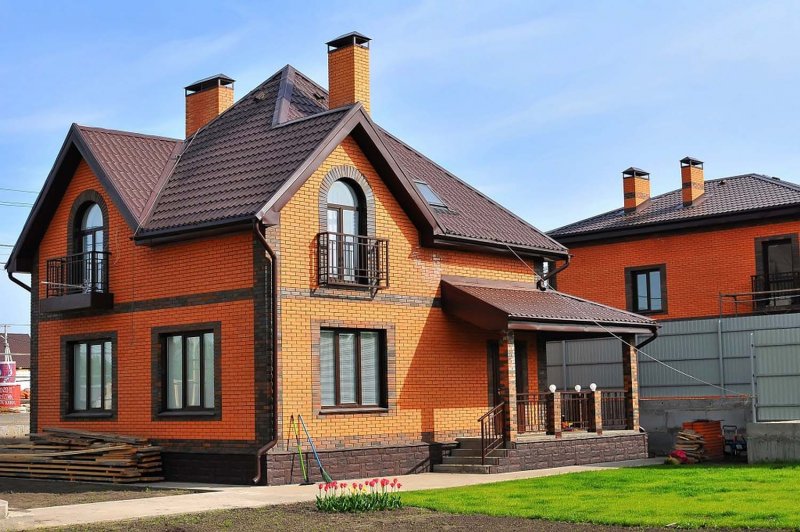 Фасады домов из красного кирпича