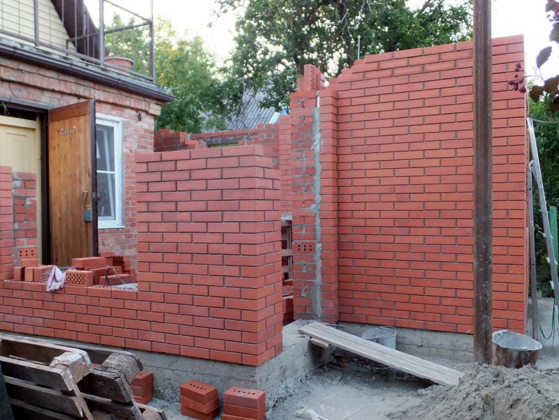 Пристрой из кирпича