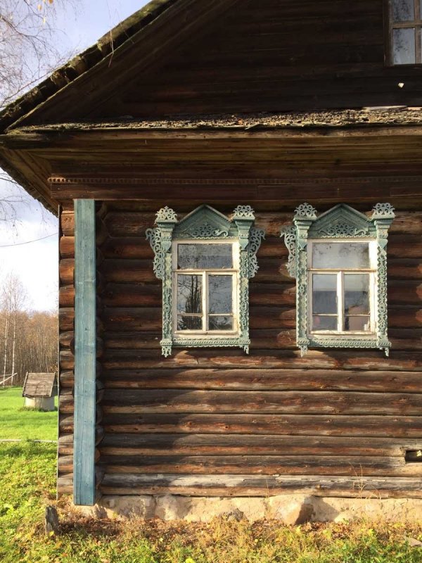 Деревенский дом с наличниками
