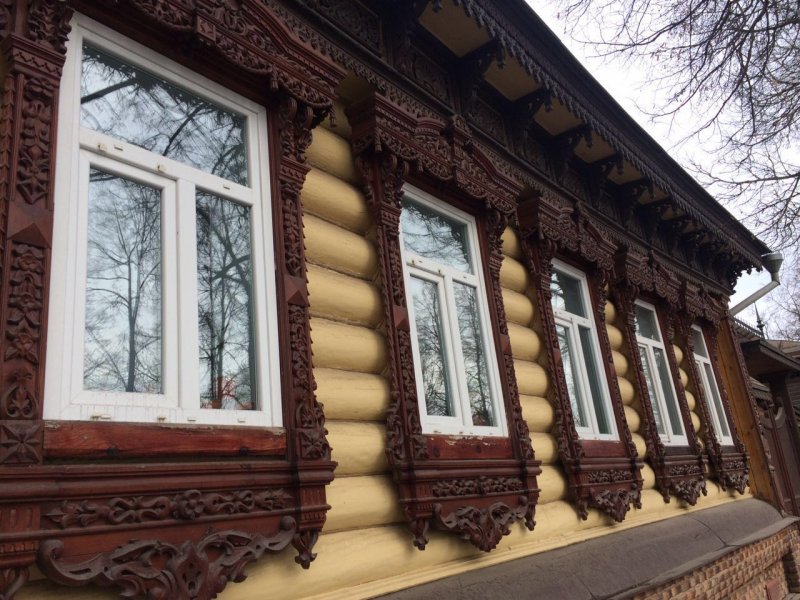 Дом в деревне с пластиковыми окнами
