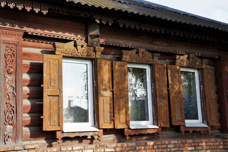 Окна деревянные со ставнями