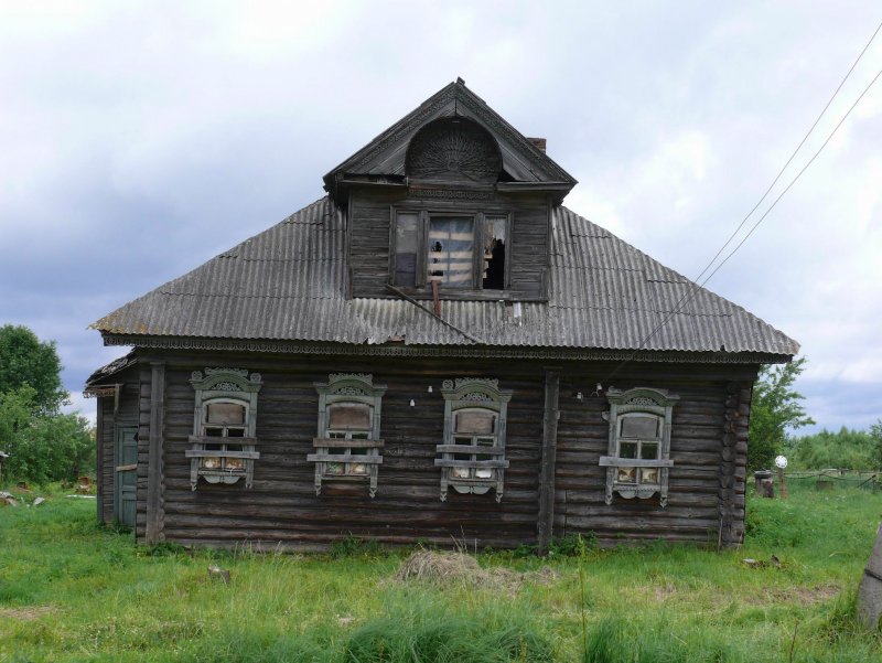 Старые деревянные дома в деревне