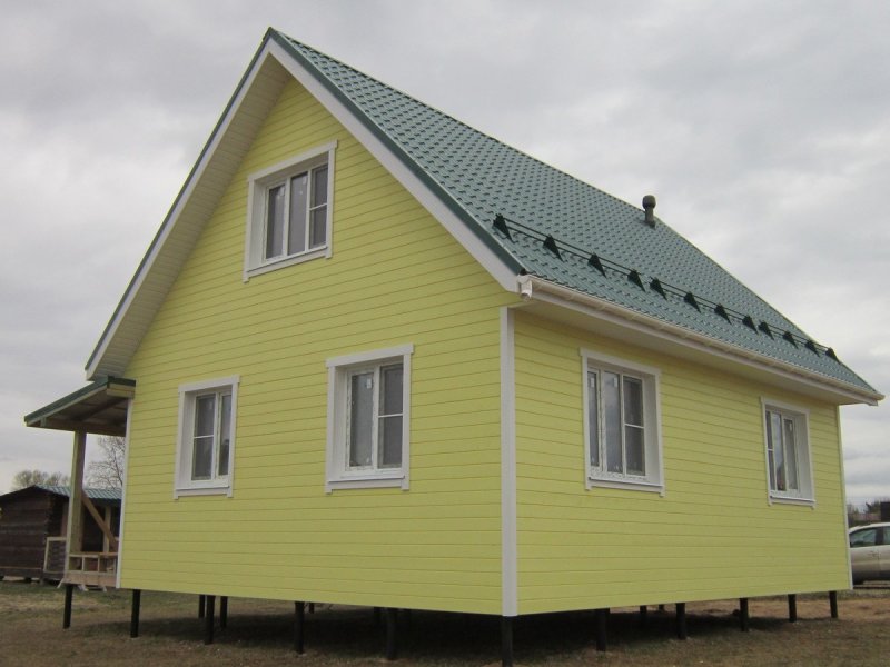 Каркасный дом желтого цвета
