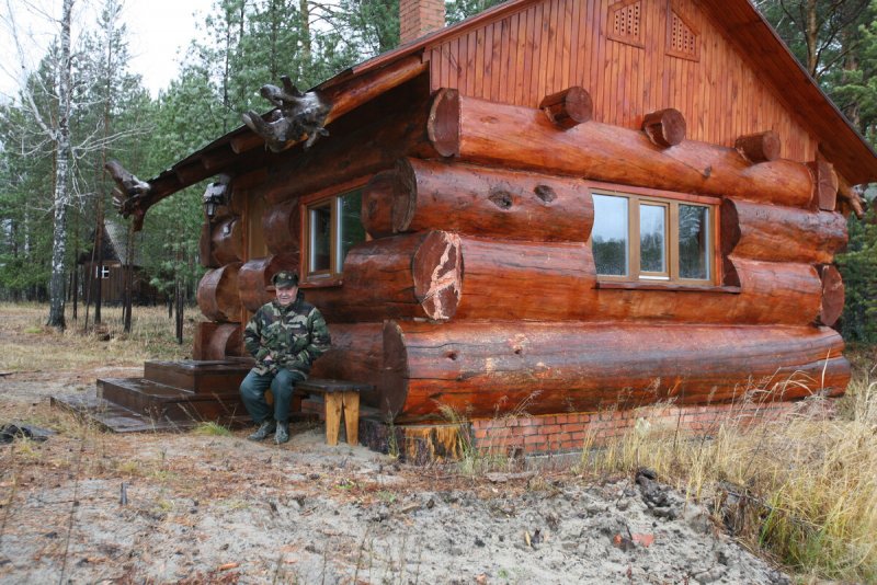 Дом из толстых бревен