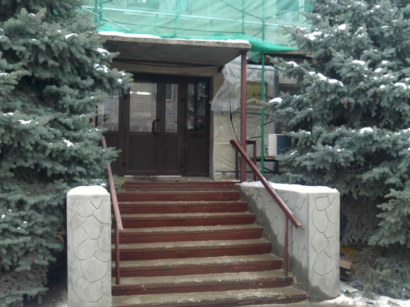 Крыльцо большое здание административное