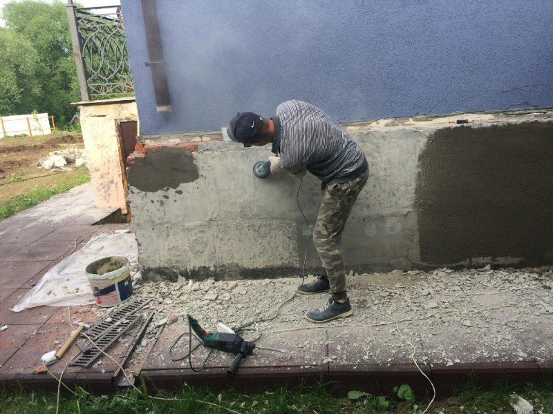 Покраска цоколя дома своими руками