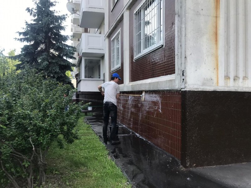 Цоколь покрашен белой краской