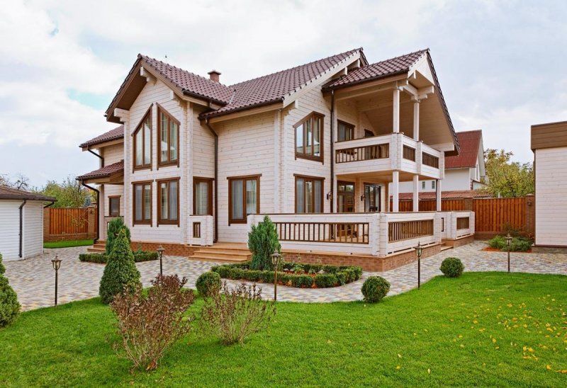 Красивый загородный дом