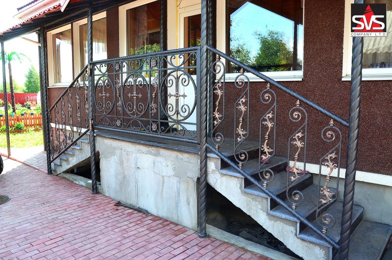 Перила для крыльца в частном доме