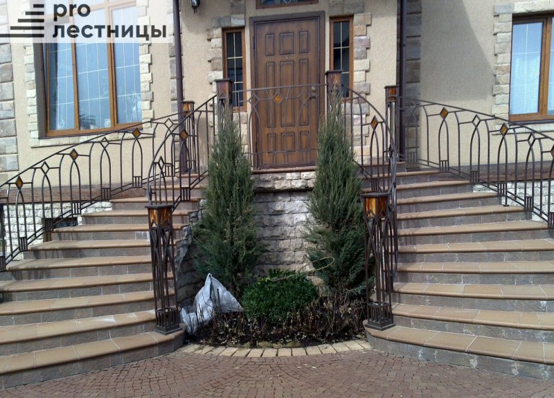 Входные бетонные лестницы в коттедж