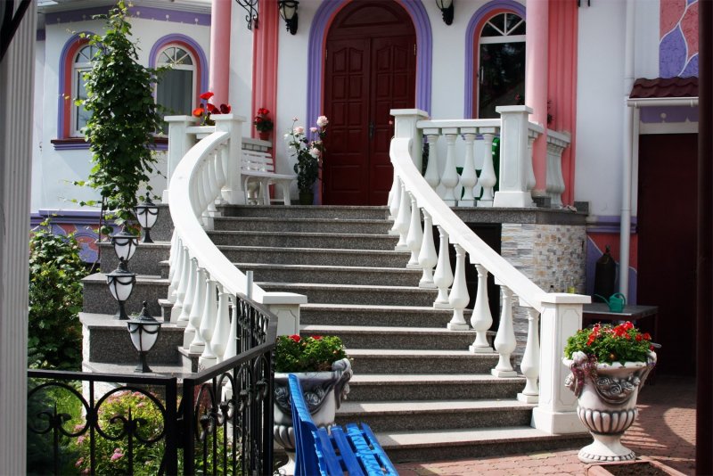 Парадная лестница на улице