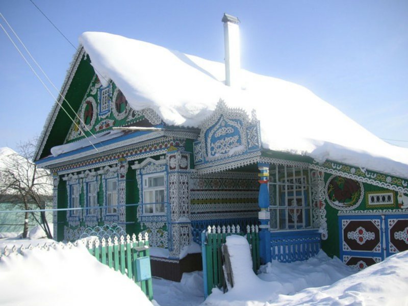 Русский деревянный дом зимой