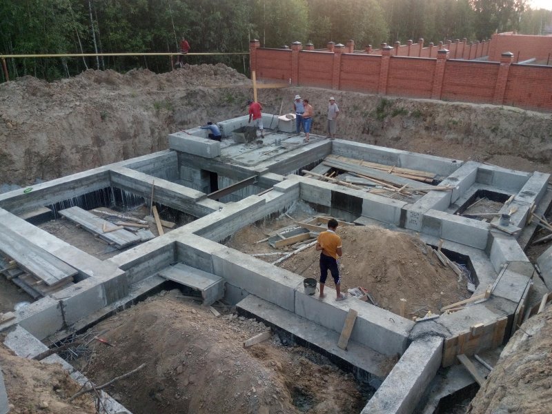 Бетонный ленточный фундамент