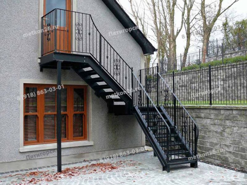 Наружная металлическая лестница