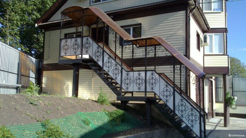 Лестница на мансарду с улицы