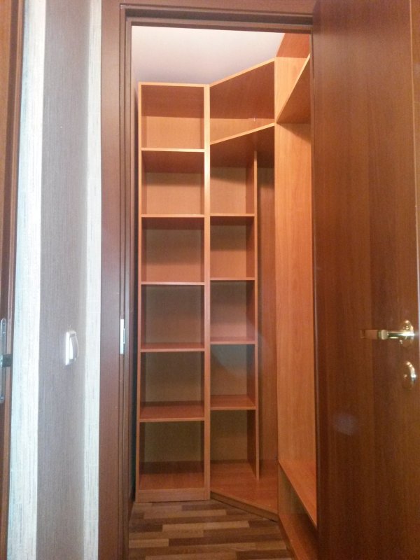 Узкая кладовка в хрущевке