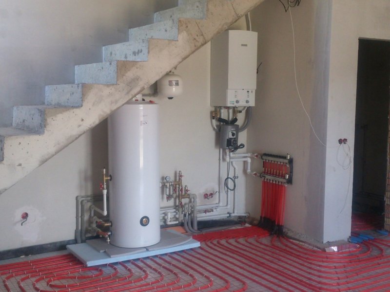 Газовый котел под лестницей