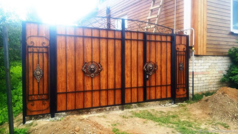 Деревянная калитка с кованными элементами