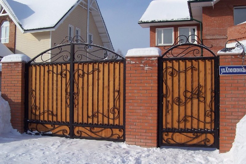 Деревянная калитка в сад