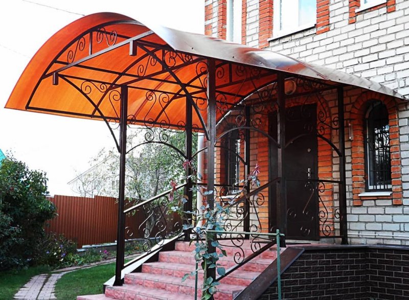 Козырёк над крыльцом