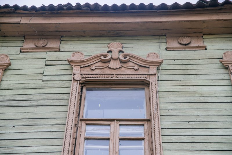 Фасады и окна каменных домов в Европе с наличниками и ставнями