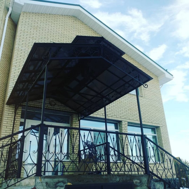 Высокое крыльцо под навесом