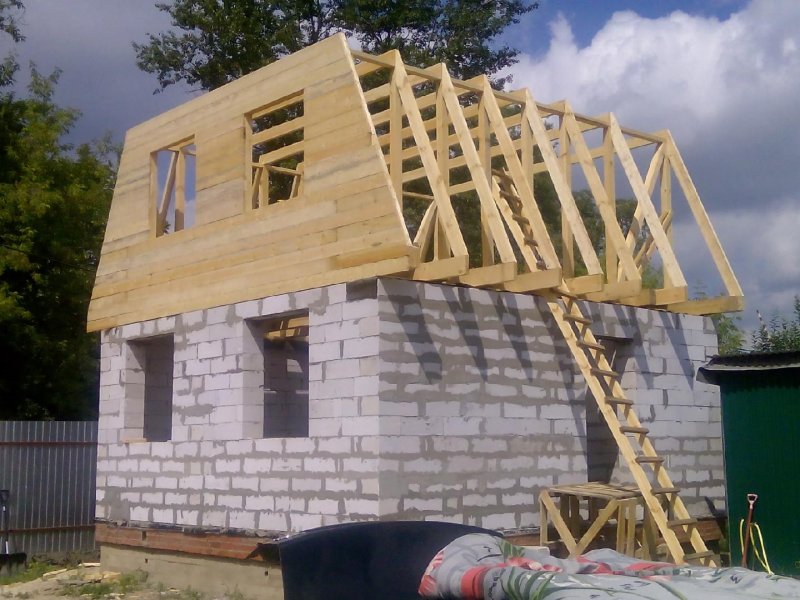 Дом с ломаной мансардной крышей