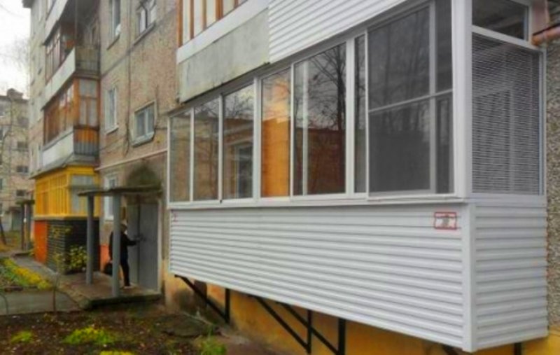Пристройка балкона на первом этаже