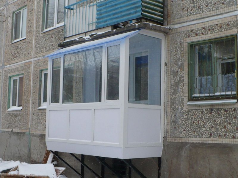 Пристройка балкона на первом этаже