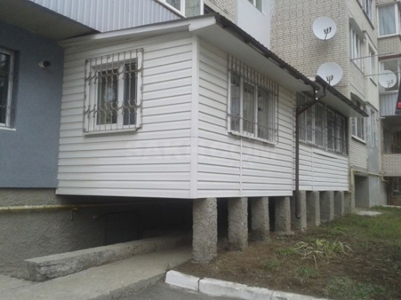 Пристроенный балкон на первом этаже