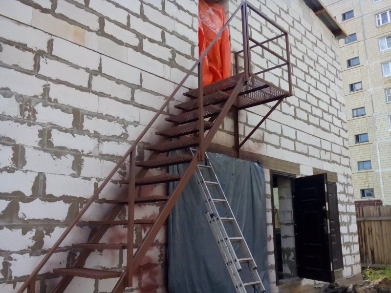 Лестница подпорная металлическая на второй этаж