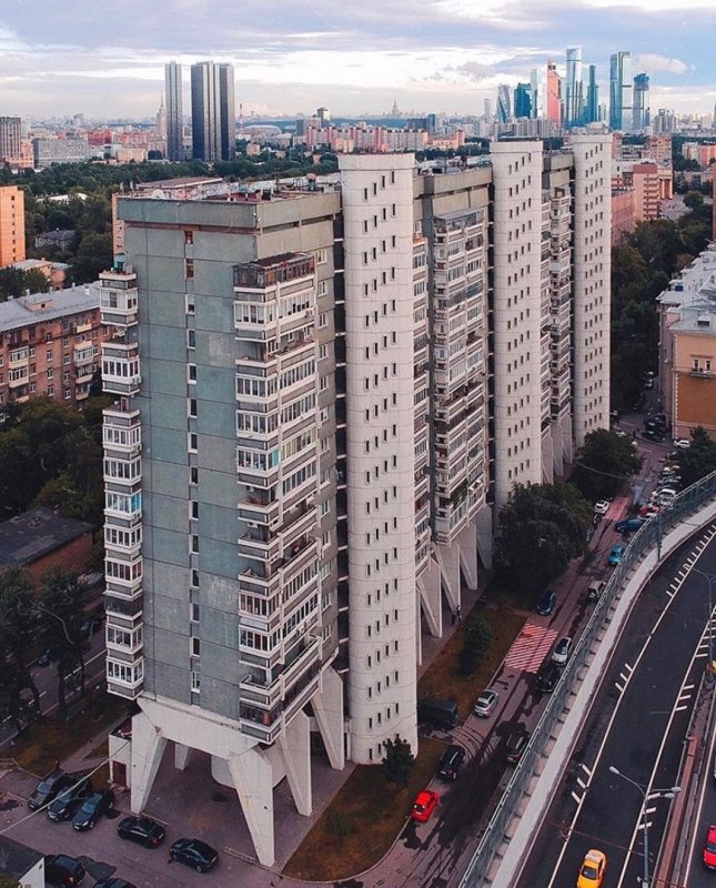 Дом сороконожка в Москве на беговой