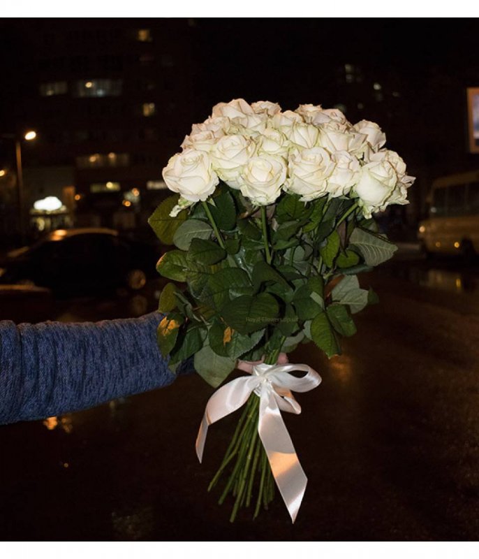 Букет белых роз в руках девушки