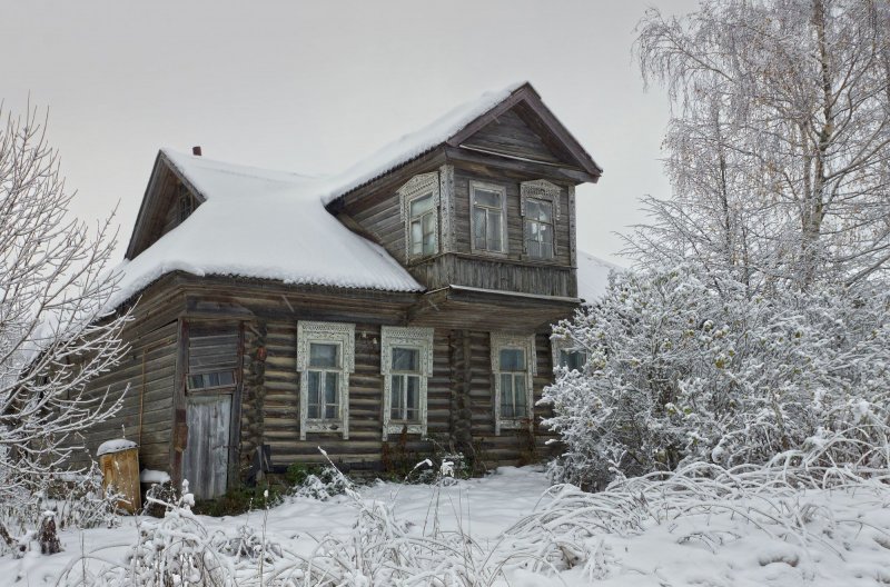 Деревенский дом старый в России