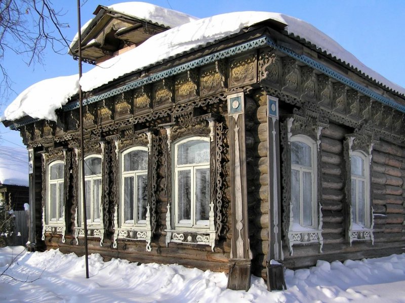 Старый деревянный дом в России