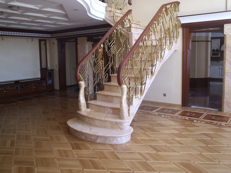 Лестница из камня в доме