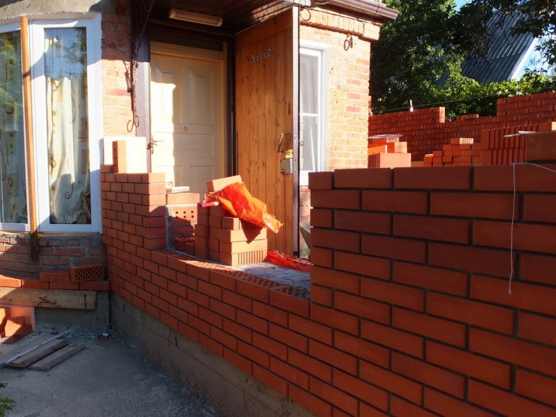 Пристройка к дому из кирпича