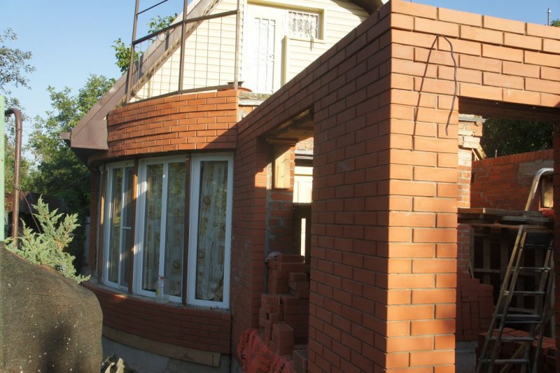 Пристройка к кирпичному дому из кирпича