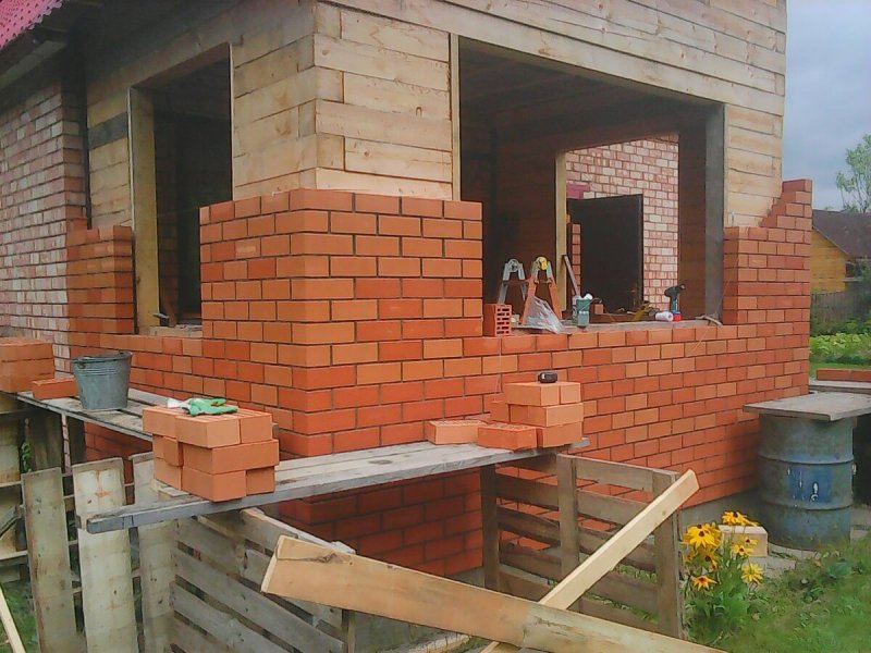 Кирпичная пристройка к кирпичному