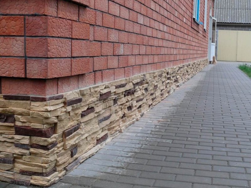 Отделка фундамента камнем