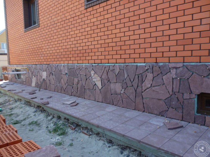 Отделка цоколя плиткой