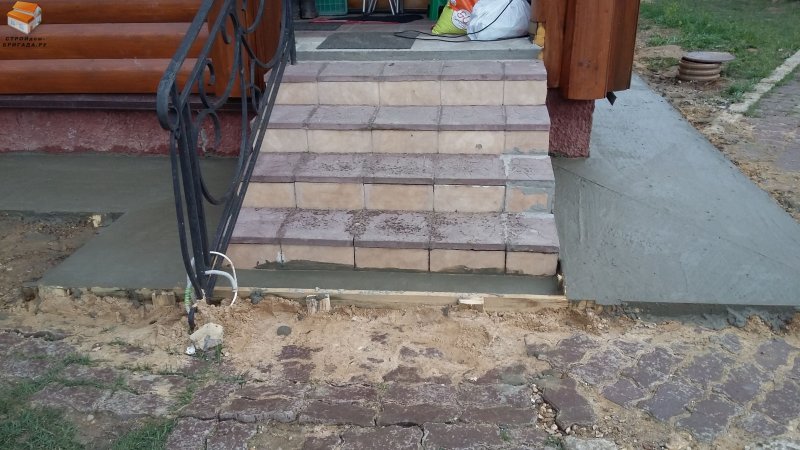 Крыльцо для частного дома одна ступень и отмостка