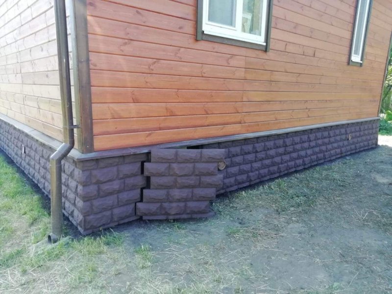 Отделка цоколя загородного дома