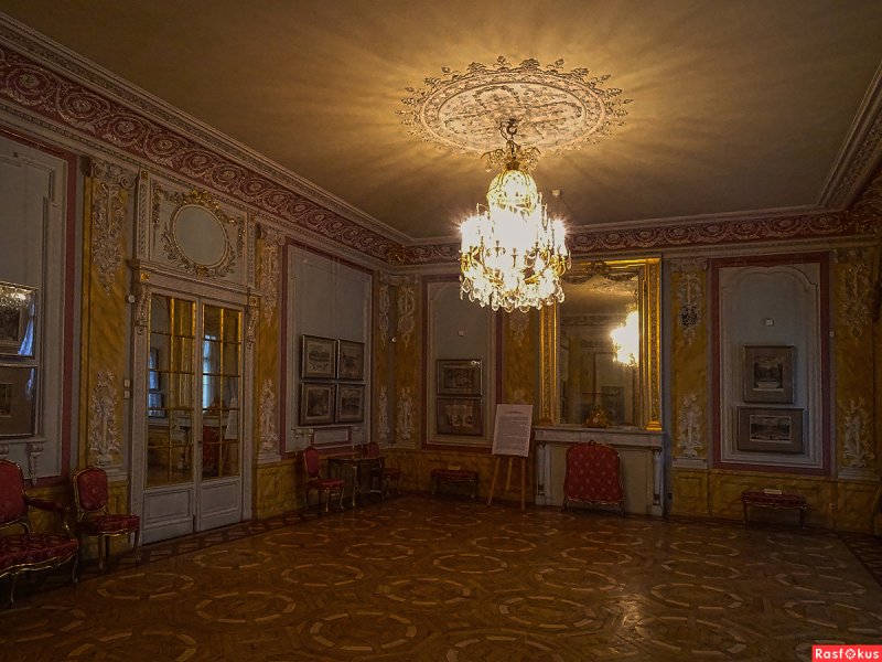 Фронтон особняка Румянцева