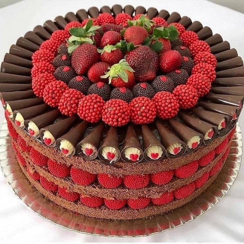 Шоколадный торт с клубникой