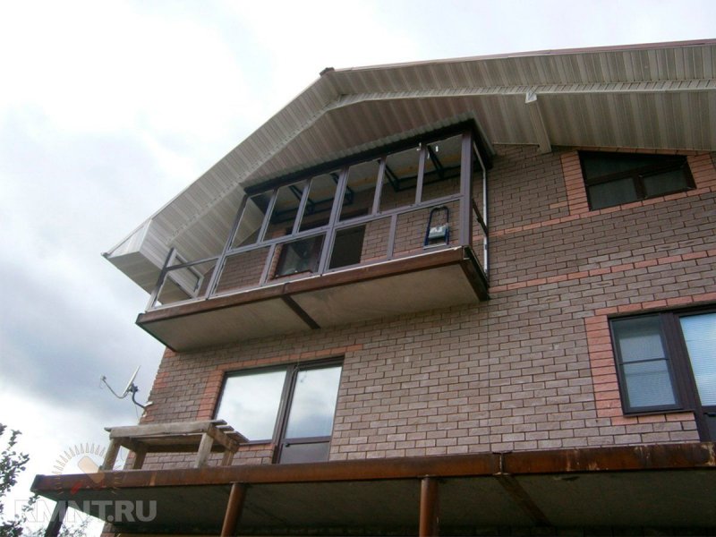 Приставной балкон в частном доме