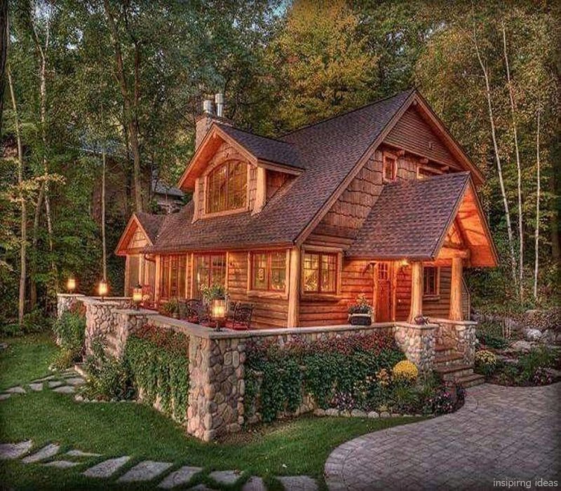 Деревянный дом с каменным цоколем