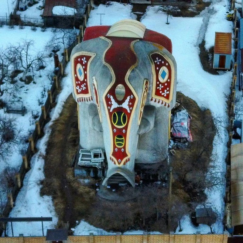 Слон и слонёнок Курск