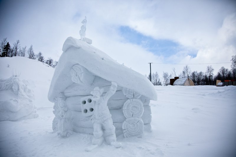 Сказочный домик из снега